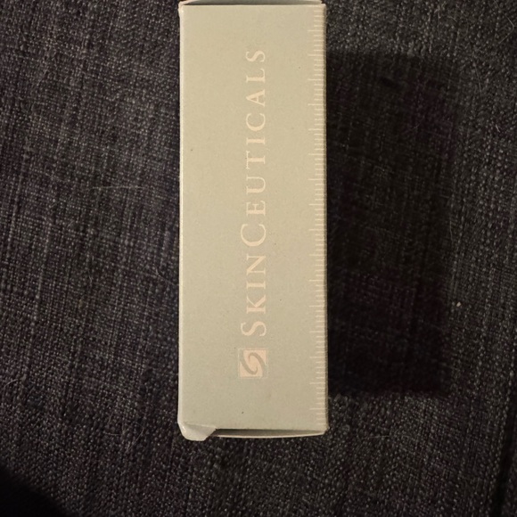 SkinCeuticals Hydrating B5 Gel - White and Blue - Picture 3 of 4